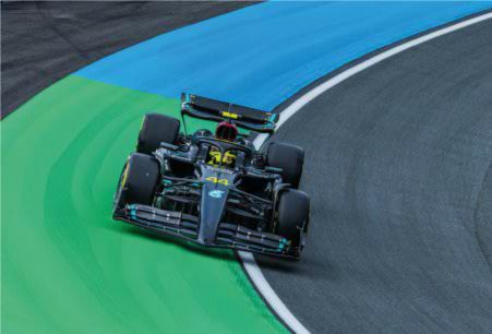 Formula 1 aracı eğimli virajda