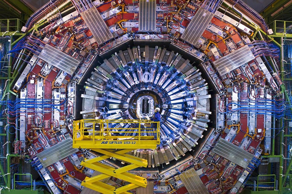 CERN Açık Veri Portalı sonuçları, çarpışan yüksek enerjili protonlardan öngörülebilir kalıplar ortaya koyuyor.
